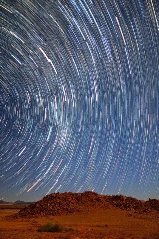 Звездные тропы в пустыне Намиб. Фото: Цигэ (Нина) Чжао