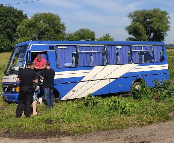 Автобус злетів у кювет на Львівщині. Фото: Нацполіція