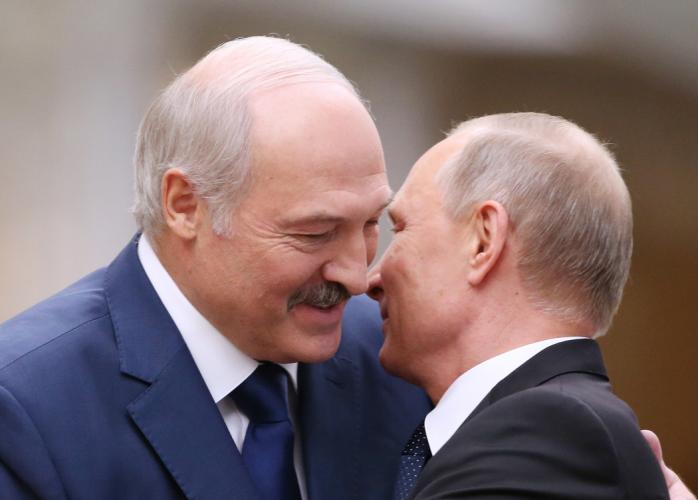 Путин мог подцепить коронавирус от Лукашенко. Фото: Лига