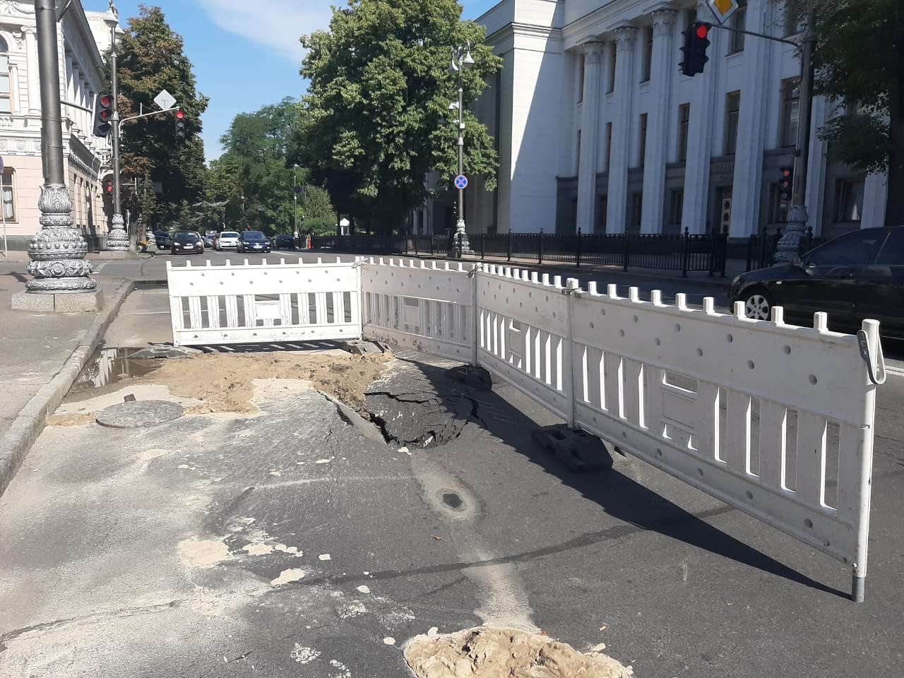 Асфальт провалился возле Верховной Рады, фото: «Киевавтодор»