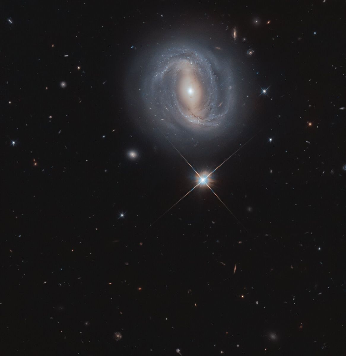 Снимок галактики NGC 4907, сделанный космическим телескопом Hubble