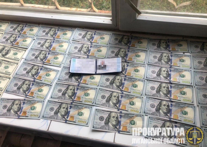 Понад 360 тис. грн вимагав чиновник у пораненого воїна ООС на Луганщині. Фото: Офіс генпрокурора