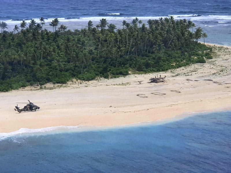 Моряков нашли благодаря надписи SOS на песке. Фото: Associated Press
