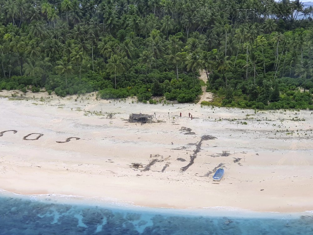 Моряків знайшли завдяки напису SOS на піску. Фото: Associated Press