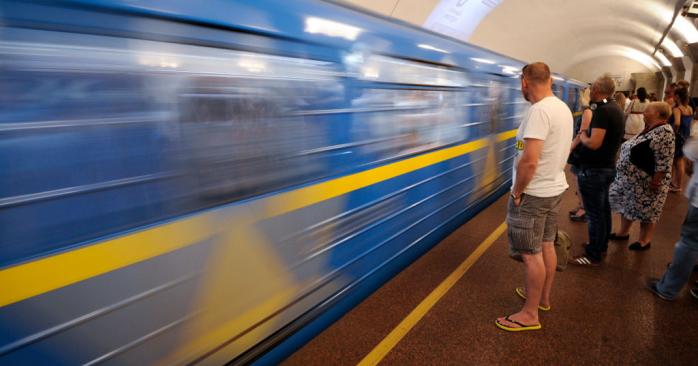 Підозрілий предмет знайшли біля станції метро в Києві. Фото: zik.ua