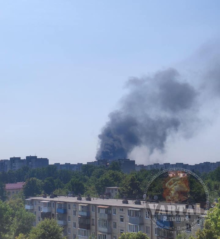 Пожар в жилой многоэтажке Львова был виден за несколько километров. Фото: Facebook