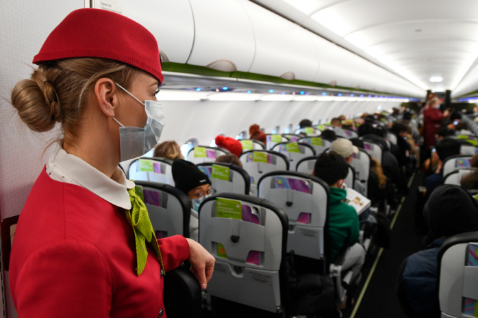 Экстренно посадили самолет из-за отказа украинца надевать маску в Испании. Фото: Lenta