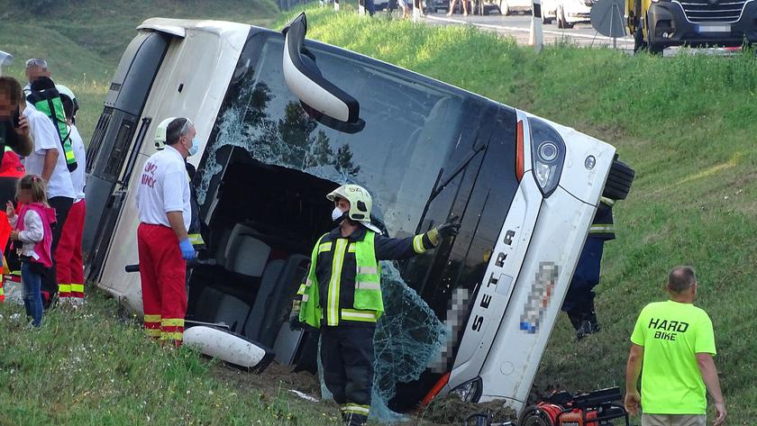 Пассажирский автобус вылетел в кювет в Венгрии, есть погибшие и ...