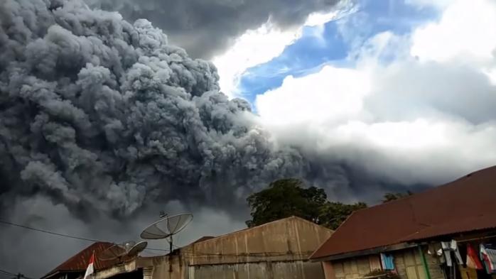Мощное извержение вулкана началось в Индонезии — новости мира