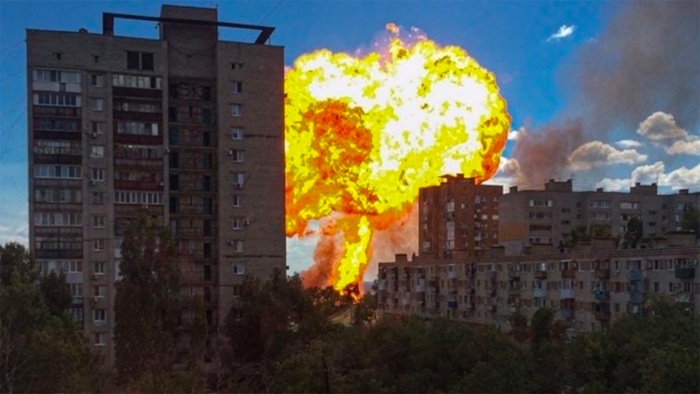 Взорвалась АЗС в Волгограде, столб огня взметнулся выше жилых высоток. Фото: Газета.Ru