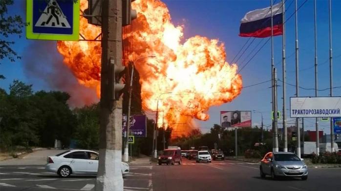 Взорвалась АЗС в Волгограде, столб огня взметнулся выше жилых высоток. Фото: Газета.Ru