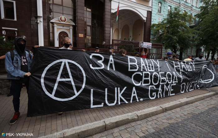 Задержаны несколько активистов под посольством Беларуси в Киеве. Фото: РБК-Украина