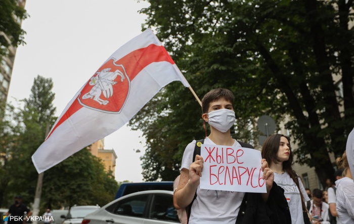 Задержаны несколько активистов под посольством Беларуси в Киеве. Фото: РБК-Украина