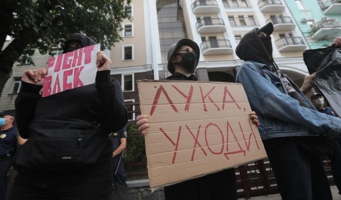 Затримано декількох активістів під посольством Білорусі в Києві. Фото: Укрінформ