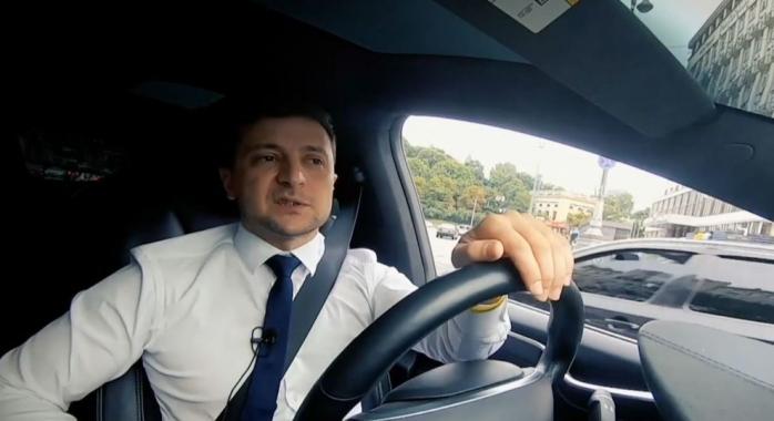 Богдану сожгли «Теслу», которую он занимал для клипов Зеленского, скриншот видео