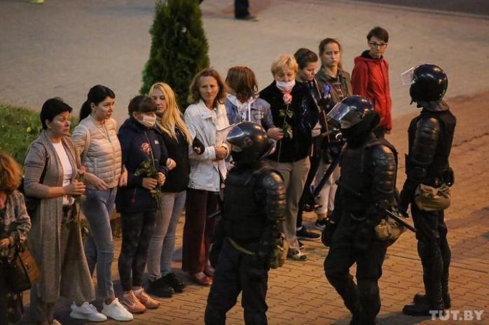 Жіноча тактика протесту з’явилася у Білорусі, фото — Телеграм "Фотографы против"