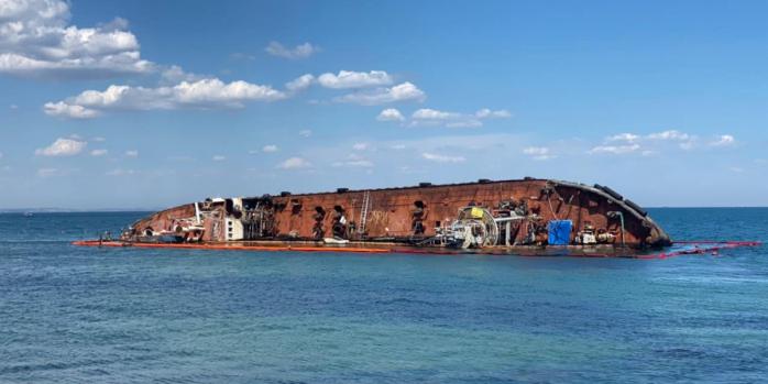Танкер «Делфі» затонув біля Одеси, фото: Максим Куций