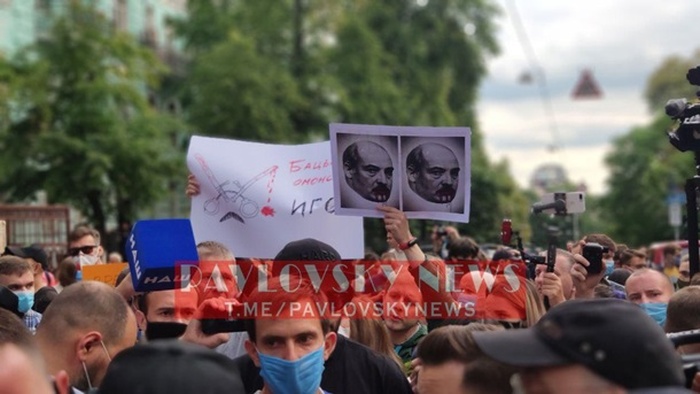 Акция протеста снова проходит под посольством Беларуси в Киеве. Фото: Telegram
