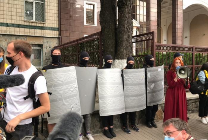 Акция протеста снова проходит под посольством Беларуси в Киеве. Фото: Telegram