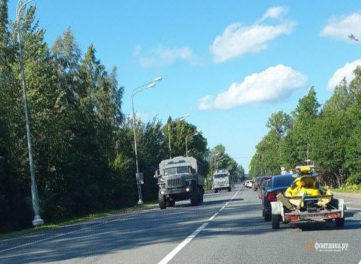 Колона російських автозаків рухається у бік Білорусі. Фото: Фонтанка