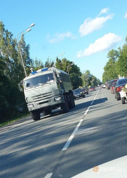 Колонна российских автозаков движется в сторону Беларуси. Фото: Фонтанка