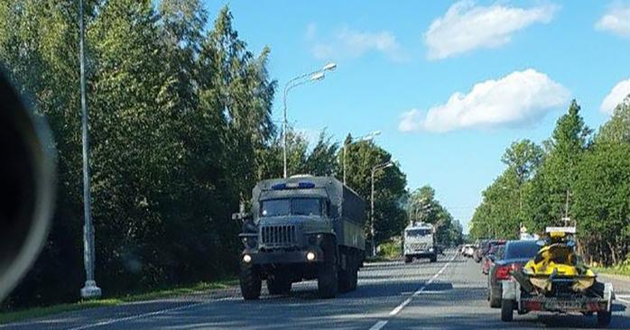 Колонна российских автозаков движется в сторону Беларуси. Фото: Фонтанка