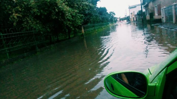 Сильні зливи на Закарпатті затопили вулиці міст. Фото: Facebook