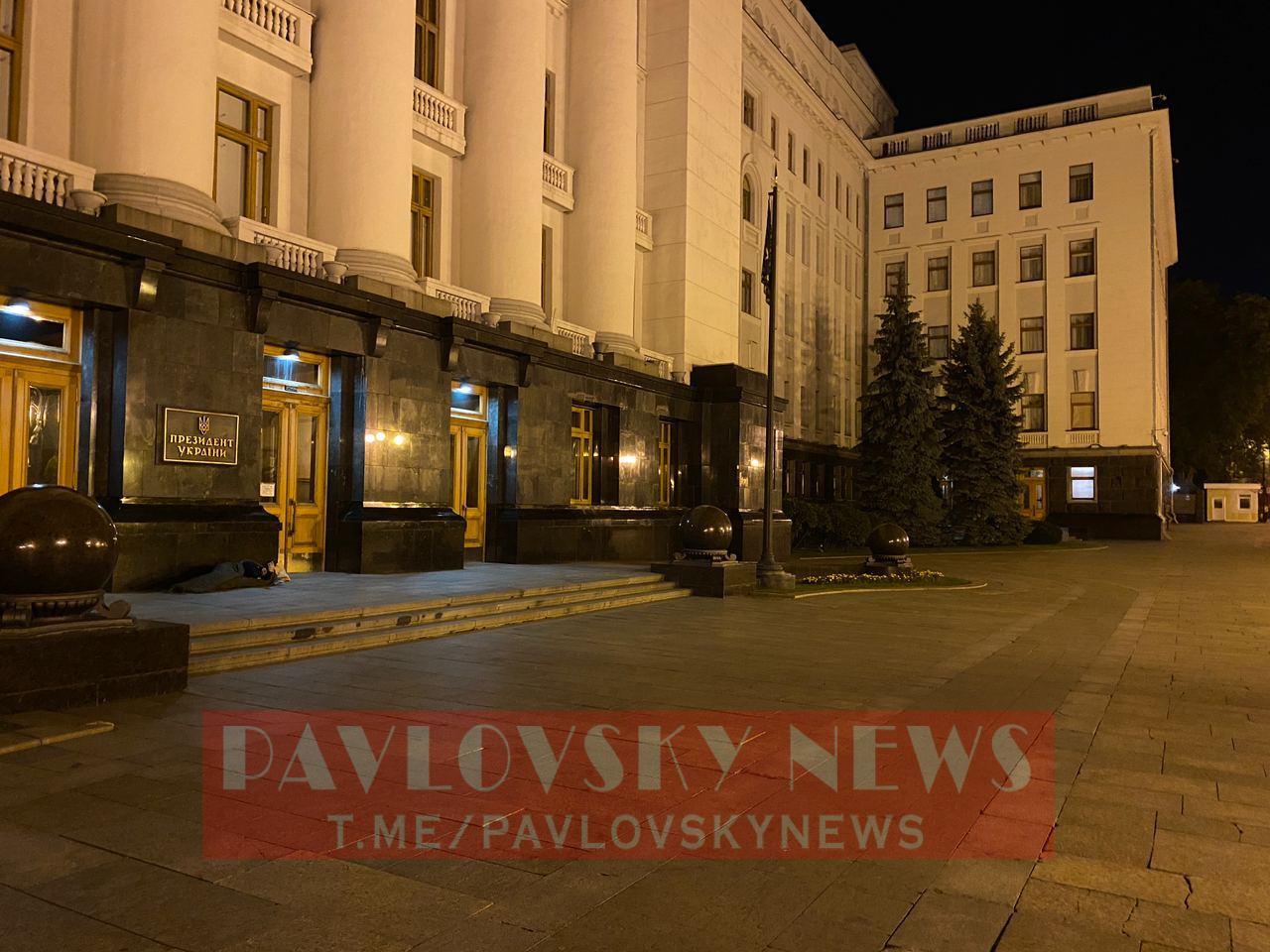 Мер Умані Олександр Цебрій заночував на порозі Офісу президента. Фото: PavlovskyNews