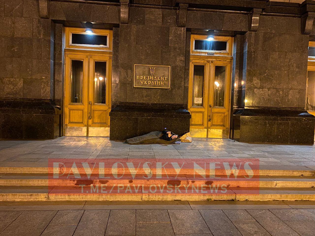 Мэр Умани Александр Цебрий заночевал на пороге Офиса президента. Фото: PavlovskyNews