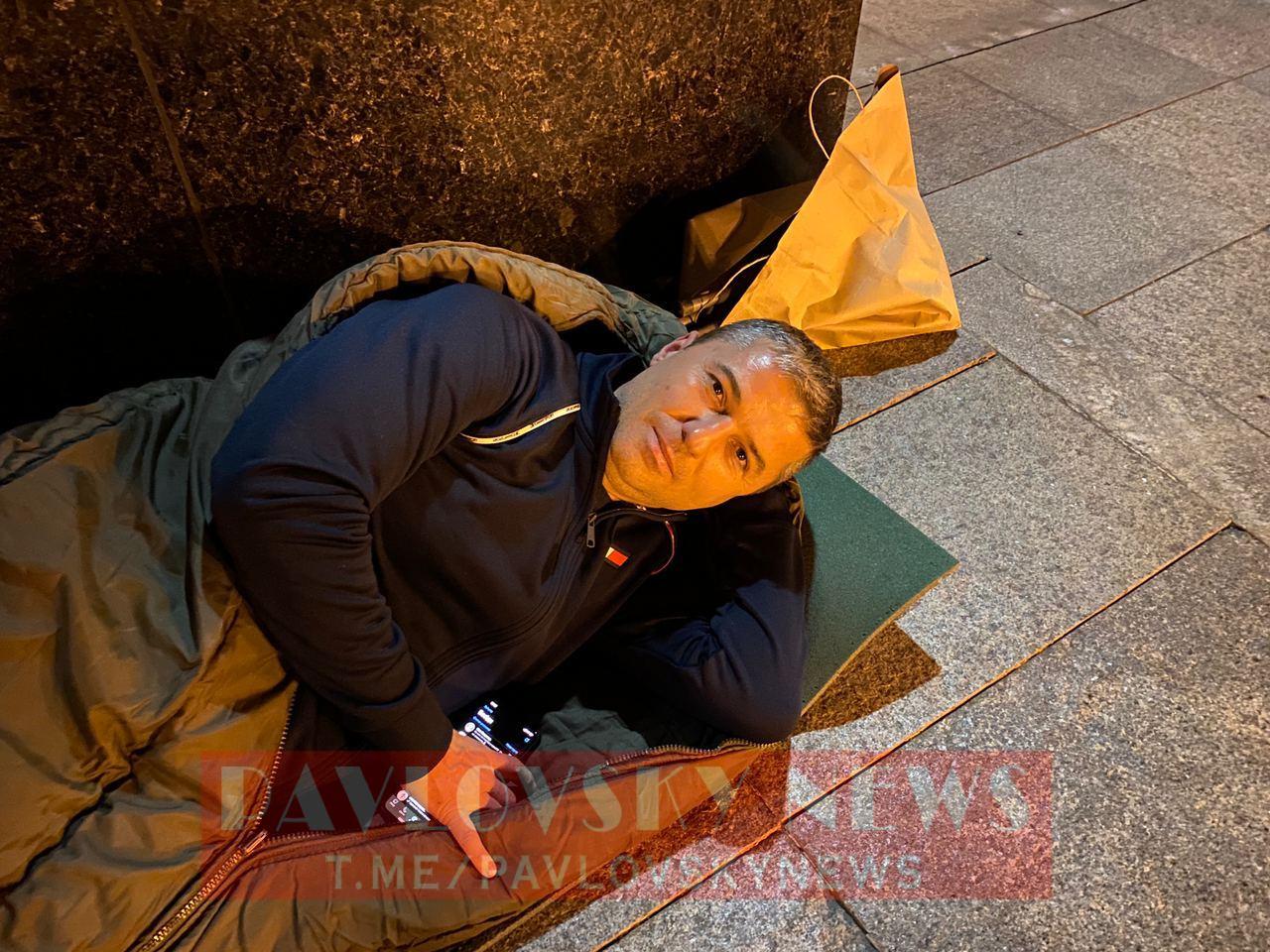 Мэр Умани Александр Цебрий заночевал на пороге Офиса президента. Фото: PavlovskyNews