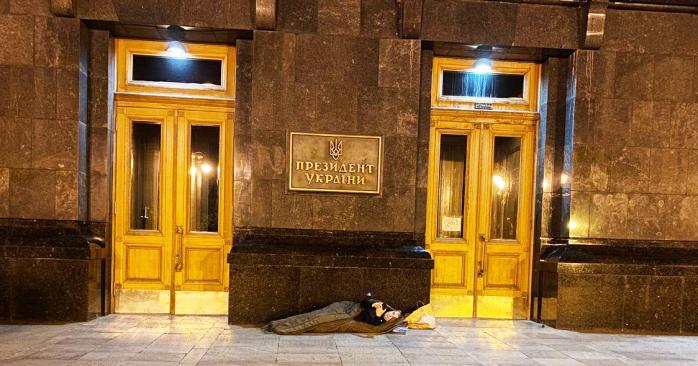 Мер Умані Олександр Цебрій заночував на порозі Офісу президента. Фото: PavlovskyNews