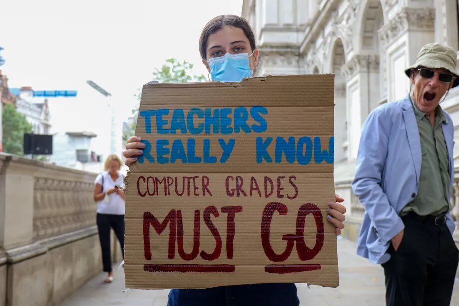 Протест школьников в Великобритании. Фото: The Verge