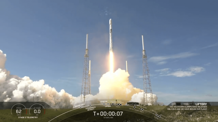 Судно Маска поймало часть ракеты SpaceX на сетку в океане, скриншот видео 