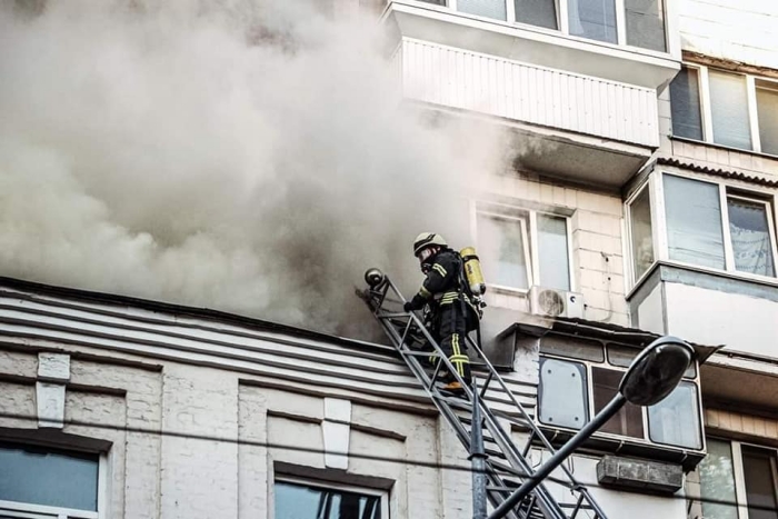 Під час масштабної пожежі в Києві, фото: ДСНС