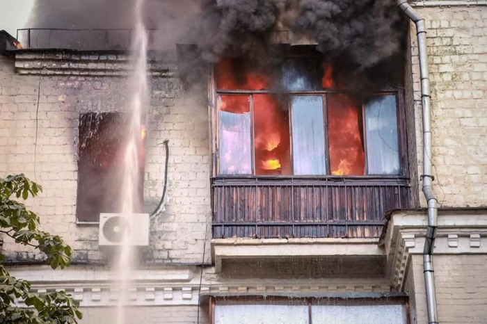 Во время масштабного пожара в Киеве, фото: ГСЧС