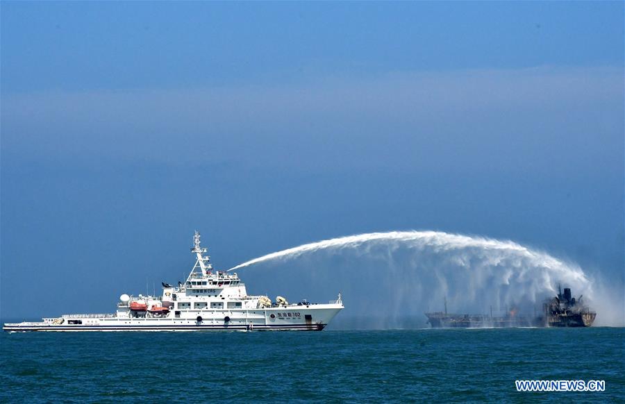 На танкере после столкновения вспыхнул пожар, фото: агентство «Синьхуа»