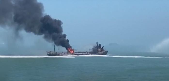 На танкере после столкновения вспыхнул пожар, фото: скриншот видео