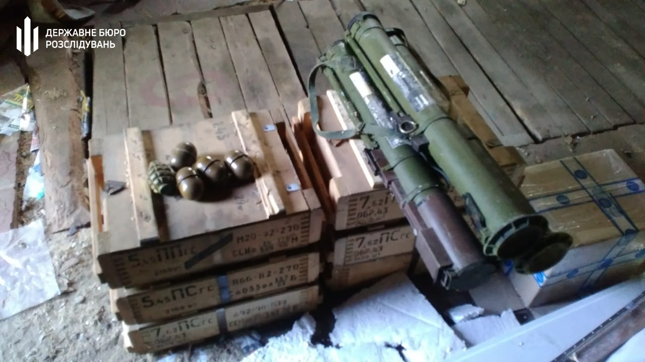 Полковник-розвідник вивозив зброю з лінії фронту, фото — ДБР