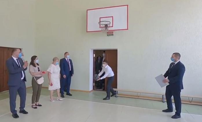 Турне по півдню України Зеленський завершив баскетболом, скріншот відео