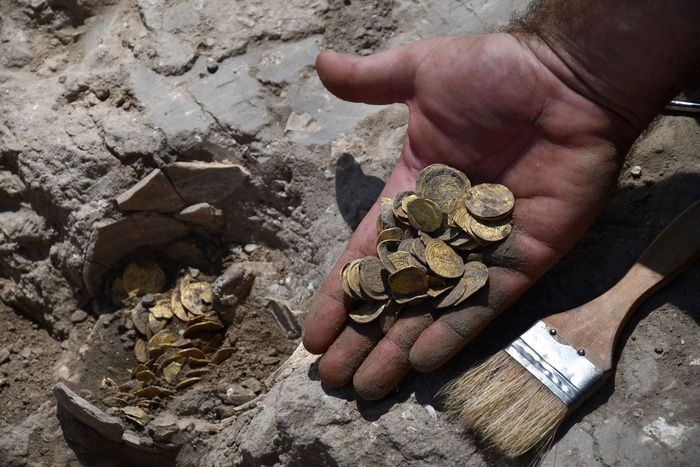 Кілограмовий тисячолітній золотий скарб знайшли ізраїльські підлітки. Фото: Facebook