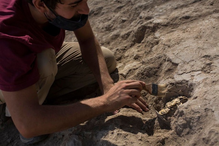 Килограммовый тысячелетний золотой клад нашли израильские подростки. Фото: Facebook