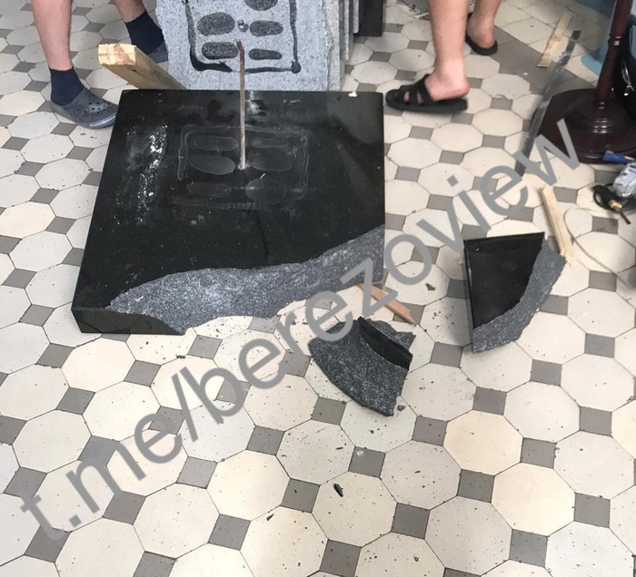 Из холла СБУ в Киеве убрали плиту в честь погибших сотрудников. Фото: Facebook