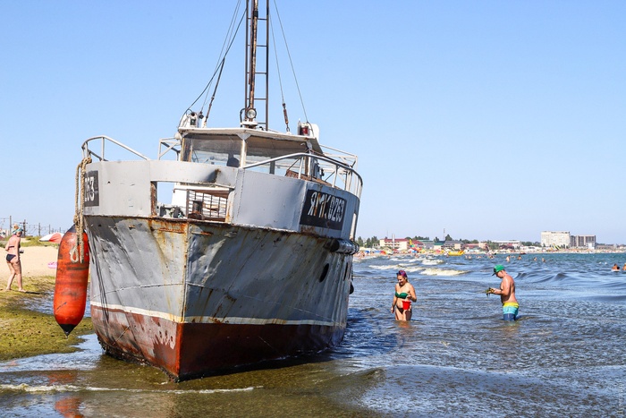 Рыболовецкое судно выбросило на пляж в Затоке. Фото: Думская