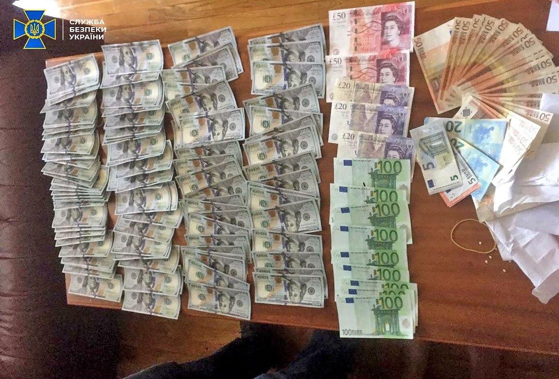 Деньги, которые изъяли правоохранители. Фото: СБУ