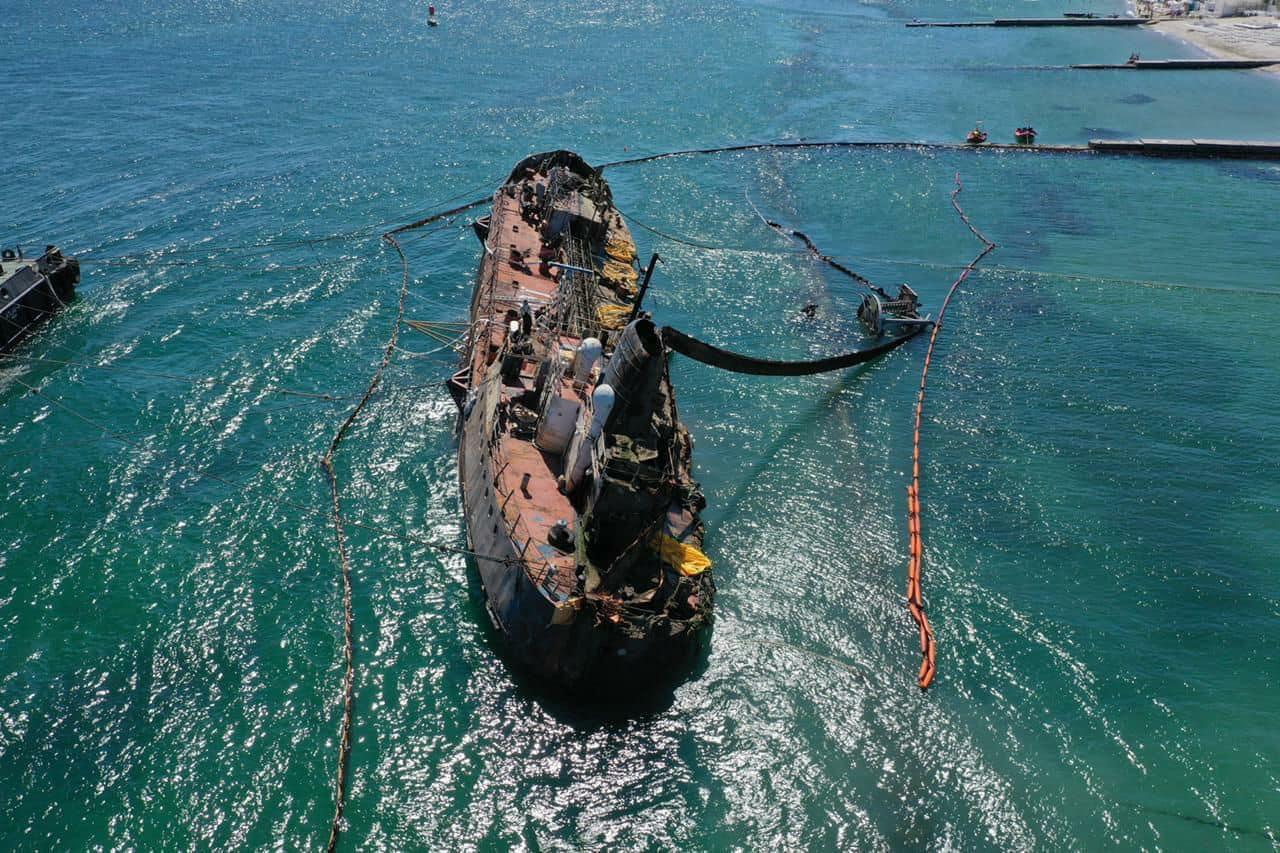 Затонувший в Одессе танкер «Делфи» перевернули. Фото: Владислав Крыклий в Telegram