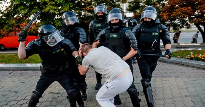 Акції протесту в Білорусі супроводжуються насильством з боку силовиків, фото: Yauhen Yerchak/EPA