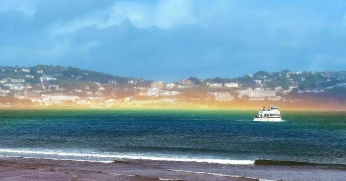 «Плоскую» радугу зафиксировали в британском графстве Девон, фото: torbayinpictures / Jam Press