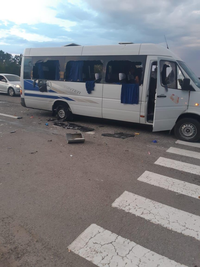 Обстрелян автобус с людьми на трассе Киев – Харьков, есть раненые. Фото: Telegram