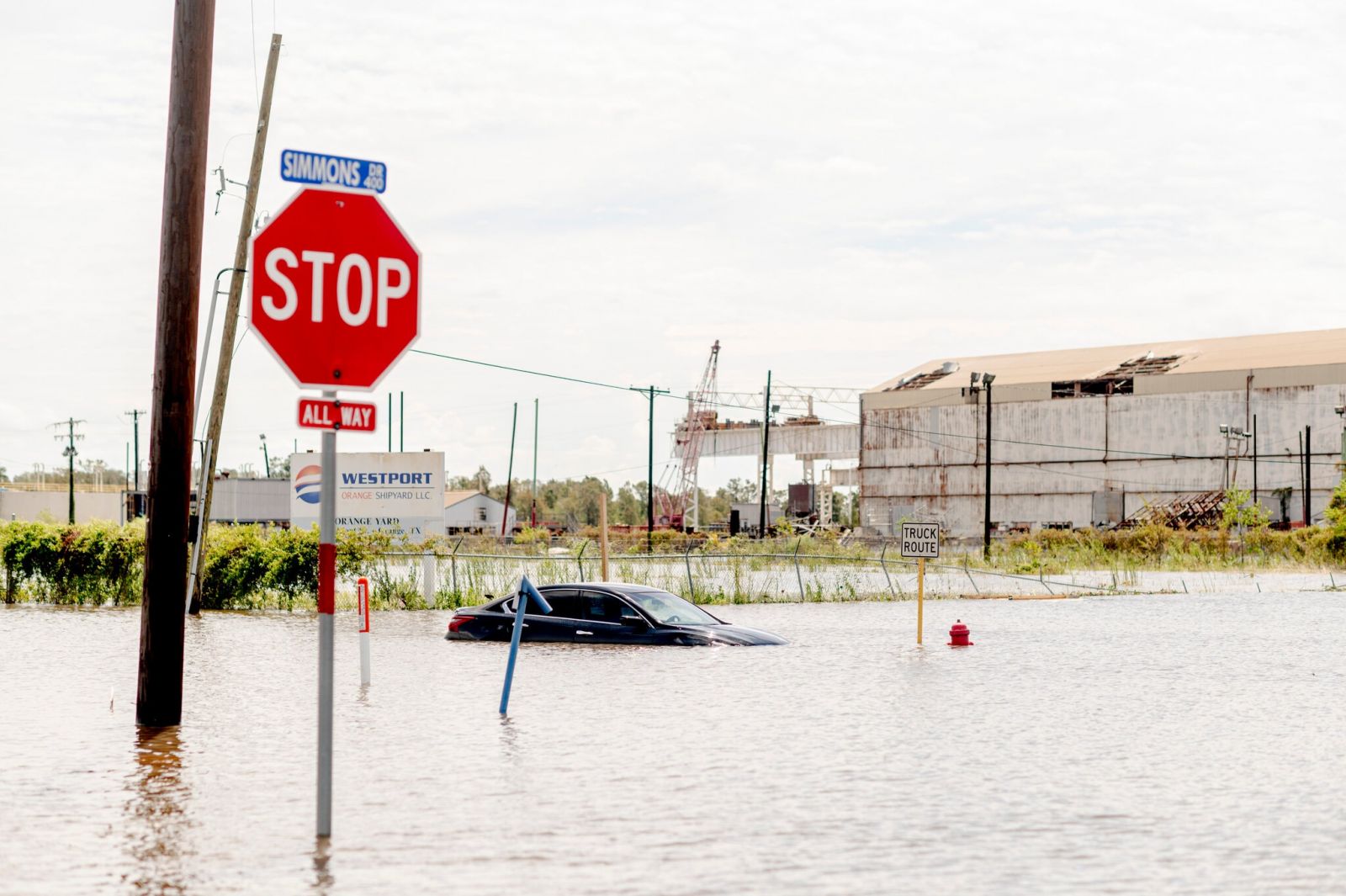 Машины "ныряли" из-за наводнений. Фото: The New York Times