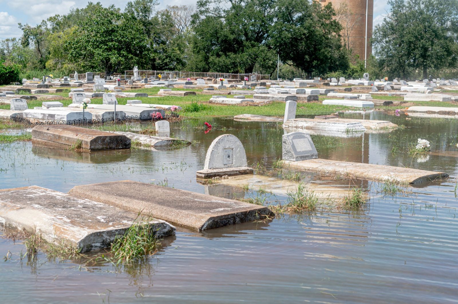Затоплені повінню кладовища. Фото: The New York Times